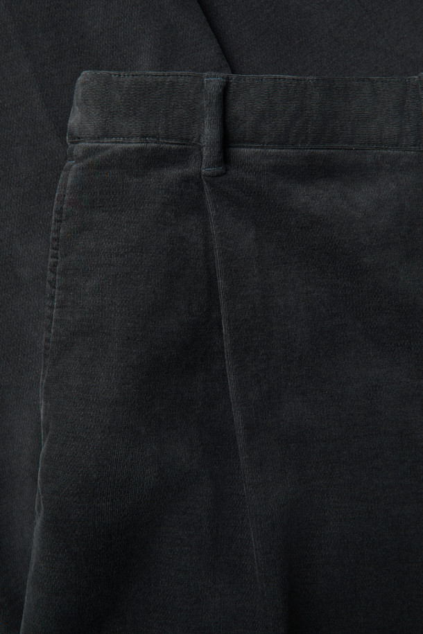 부드러운 브러시드 코튼 소재로 제작되어 포근한 착용감을 선사하는 '브러시드 코튼 위켄드 팬츠'입니다. 허벅지 부분에 여유를 주어 편안한 활동성을 제공하며, 뒷면 허리 밴딩으로 더욱 안정감 있는 핏을 연출합니다. 베이직한 디자인에 원턱 디테일을 더해 클래식하면서도 미니멀한 스타일을 완성합니다. 벨벳 터치 가공으로 부드러운 촉감을 느낄 수 있으며, 데일리룩부터 출근룩, 비즈니스 캐주얼까지 폭넓게 활용 가능합니다. 겨울철, 따뜻하고 스타일리시한 코디를 위한 필수 아이템입니다.
