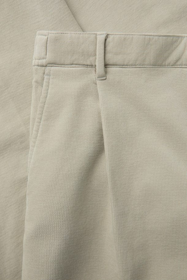 부드러운 브러시드 코튼 소재로 제작되어 포근한 착용감을 선사하는 브러시드 코튼 릴렉스 팬츠입니다. 다크 네이비, 다크 브라운, 라이트 베이지 세 가지 색상으로 출시되어 데일리룩과 비즈니스 캐주얼, 출근룩에 모두 잘 어울립니다. 릴렉스핏과 와이드핏으로 편안함을 강조했으며, 벨벳 터치 가공과 스트레치 원단으로 활동성을 높였습니다. 뒷밴딩 처리와 원턱 디테일, 고밀도 코튼 소재로 완성되어 미니멀, 클래식한 스타일을 연출하기 좋습니다.
