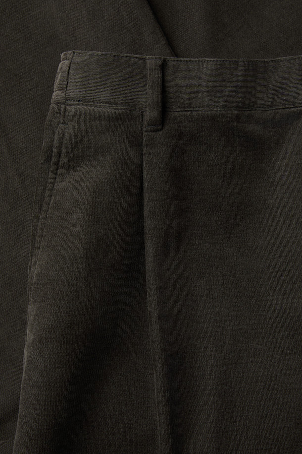 부드러운 벨벳 터치 가공으로 포근한 착용감을 선사하는 브러시드 코튼 릴렉스 팬츠입니다. 다크 네이비, 다크 브라운, 라이트 베이지 세 가지 색상으로 출시되어 데일리룩부터 비즈니스 캐주얼까지 폭넓게 활용 가능합니다. 릴렉스 핏과 와이드 실루엣으로 편안함을 강조했으며, 뒷밴딩 처리로 활동성을 높였습니다. 넉넉한 핏과 원턱 디테일이 멋스러운 스타일을 연출하며, 스트레치 소재를 사용하여 편안한 착용감을 제공합니다. 겨울 시즌, 클래식, 미니멀, 캐주얼 등 다양한 스타일을 즐기기에 좋은 치노 팬츠입니다.
