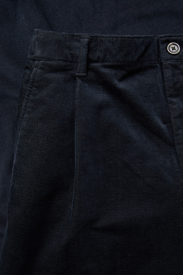 부드러운 브러시드 코튼 소재로 제작되어 포근한 착용감을 선사하는 브러시드 코튼 릴렉스 팬츠입니다. 다크 네이비, 다크 브라운, 라이트 베이지 세 가지 색상으로 출시되어, 데일리룩부터 비즈니스 캐주얼까지 폭넓게 활용 가능합니다. 릴렉스 핏과 와이드 실루엣으로 편안함을 강조했으며, 뒷밴딩과 원턱 디테일로 활동성을 높였습니다. 벨벳 터치와 고밀도 소재, 스트레치 기능으로 고급스러운 착용감을 경험할 수 있는 겨울철 머스트 해브 아이템입니다. 클래식, 미니멀, 캐주얼 스타일을 즐기는 분들께 추천합니다.
