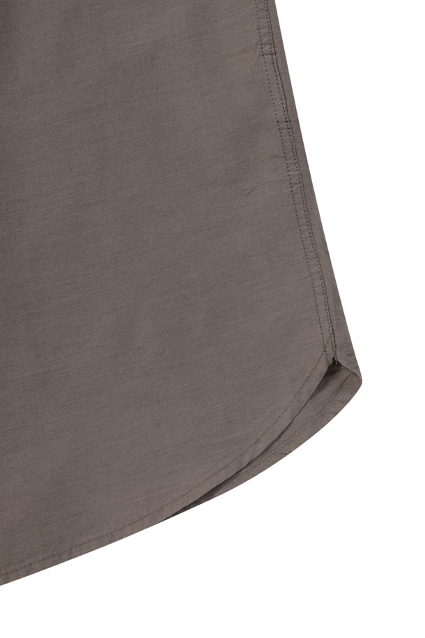 울 블렌디드 오버핏 셔츠는 부드러운 촉감의 울, 코튼, 텐셀 혼방 소재로 제작되어 편안한 착용감을 선사합니다. 다크그레이, 라이트그레이, 브라운 세 가지 색상으로 출시되었으며, 간절기와 초겨울에 적합합니다. 여유로운 핏과 넉넉한 기장감, 간결한 스티치, 미니멀한 디자인이 특징이며, 자연스러운 드레이프가 멋스러운 실루엣을 연출합니다. 출근룩, 비즈니스 캐주얼, 모임룩 등 다양한 TPO에 활용 가능하며, 미니멀, 클래식, 시크 스타일을 즐기는 분들께 추천합니다.
