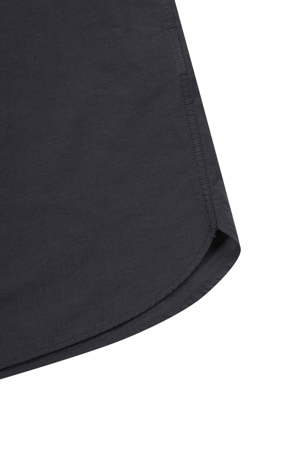 울 블렌디드 오버핏 셔츠는 부드러운 촉감의 울, 코튼, 텐셀 혼방 소재로 제작되어 가을과 초겨울에 적합합니다. 라이트그레이, 브라운, 다크그레이 세 가지 색상으로 만나볼 수 있으며, 여유 있는 핏과 기장감, 간결한 스티치가 돋보이는 미니멀한 디자인이 특징입니다. 칼라 넥 라인과 긴 소매 기장으로 깔끔한 실루엣을 연출하며, 출근룩, 비즈니스 캐주얼, 겨울 데일리룩 등 다양한 TPO에 활용 가능합니다. 미니멀, 클래식, 시크한 스타일을 선호하는 남성 고객에게 적합한 아이템입니다.
