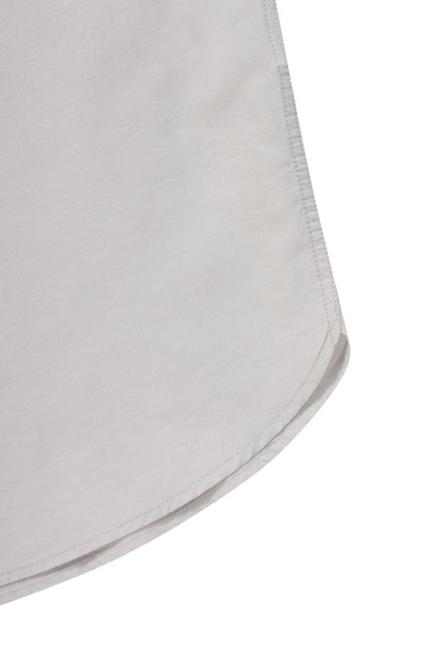 울 블렌디드 오버핏 셔츠는 부드러운 촉감의 울, 코튼, 텐셀 혼방 소재로 제작되어 간절기부터 초겨울까지 착용하기 좋습니다. 라이트 그레이, 브라운, 다크 그레이 세 가지 색상으로 출시되었으며, 여유 있는 오버핏과 레귤러 기장으로 편안한 착용감을 선사합니다. 간결한 스티치와 자연스러운 드레이프 디테일이 특징이며, 두꺼운 두께감으로 실용성을 더했습니다. 미니멀하고 시크한 스타일로, 출근룩, 겨울 데일리룩, 비즈니스 캐주얼 등 다양한 TPO에 활용 가능합니다. 클래식한 무드를 연출하기에도 좋습니다.
