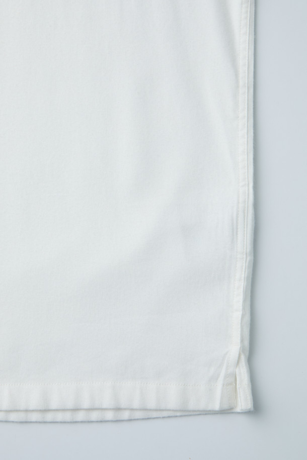 부드러운 촉감의 오버핏 솔리드 셔츠입니다. 면, 레이온, 기모 혼방 소재로 가을, 겨울에 따뜻하게 착용하기 좋습니다. 베이직한 디자인에 무지 패턴으로 어떤 스타일에도 잘 어울리며, 레귤러 기장으로 편안하게 입을 수 있습니다. 데일리 셔츠로, 출근룩이나 가을 나들이룩 등 폭넓게 활용 가능합니다. 브러싱 가공으로 포근함을 더했으며, 미니멀, 클래식, 캐주얼 스타일을 연출하기에 좋습니다. 화이트, 브라운 두 가지 색상으로 만나보세요.
