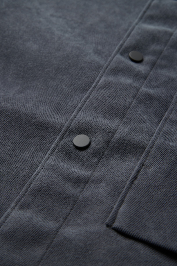 미니멀한 디자인이 돋보이는 남성용 오버핏 셔츠입니다. 블랙 컬러의 무지 셔츠로, 간절기에 착용하기 적합하며, 부드러운 촉감의 폴리우레탄 소재로 제작되었습니다. 아우터형 셔츠로 활용 가능하며, 브러싱 가공과 트윌 조직으로 고급스러움을 더했습니다. 넉넉한 핏과 아웃포켓 디자인으로 편안함과 스타일리시함을 동시에 잡았습니다. 데이트룩, 카페룩 등 다양한 상황에서 미니멀, 클래식, 시크한 스타일을 연출할 수 있습니다.
