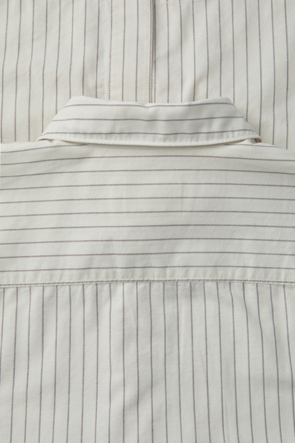 부드러운 옥스포드 코튼 소재로 제작된 남성용 옥스포드 스트라이프 셔츠입니다. 다크 브라운 핀 스트라이프 패턴과 화이트, 브라운 두 가지 색상으로 출시되어 클래식하면서도 베이직한 무드를 연출합니다. 30수 원단의 코튼 100%로 제작되어 봄, 가을 시즌에 적합하며, 여유 있는 오버핏으로 편안한 착용감을 선사합니다. 카라 디자인과 긴 소매 기장으로 데이트룩, 오피스룩, 비즈니스 캐주얼 등 다양한 TPO에 활용 가능합니다. 미니멀하고 클래식한 스타일을 즐기는 남성분들께 추천합니다.
