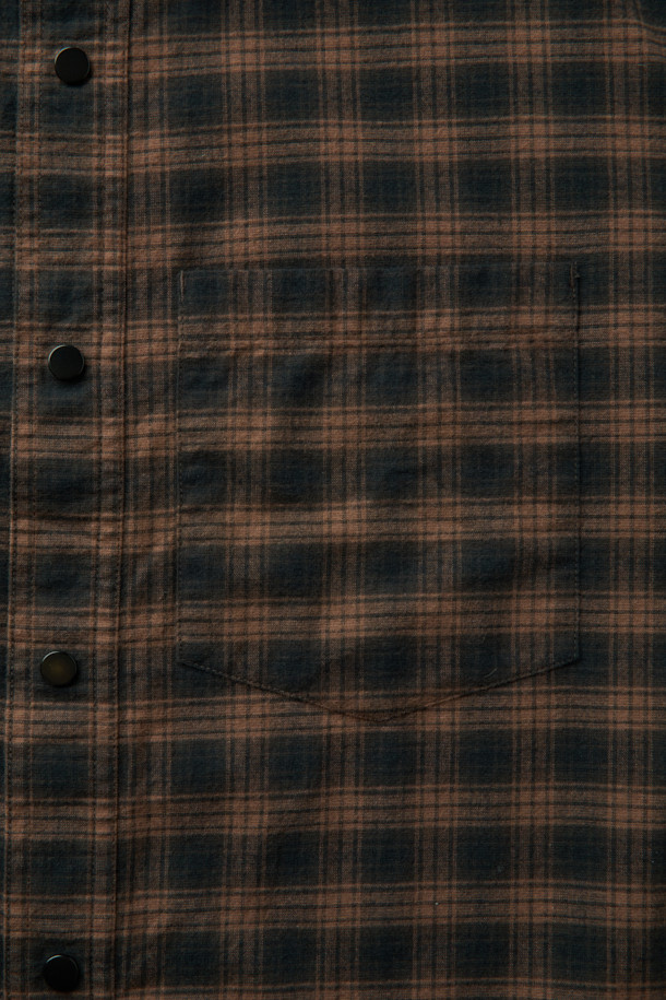 SOMELOS(소메로스) 체크 셔츠는 레드와 브라운 두 가지 컬러로 제공되며, 간절기에 따뜻한 터치감을 선사하는 부드러운 소재의 긴소매 셔츠입니다. 클래식하면서도 세련된 무드를 연출하며, 오버핏으로 제작되어 편안한 착용감을 제공합니다. 브러쉬 가공으로 부드러움을 더했으며, 레이어링이 가능하여 다양한 스타일링을 시도할 수 있습니다. 데이트룩, 가을 나들이룩에 활용하기 좋으며, 캐주얼, 미니멀 스타일을 즐겨 입는 분들께 추천합니다. 아우터로도 활용 가능하여 활용도가 높습니다.
