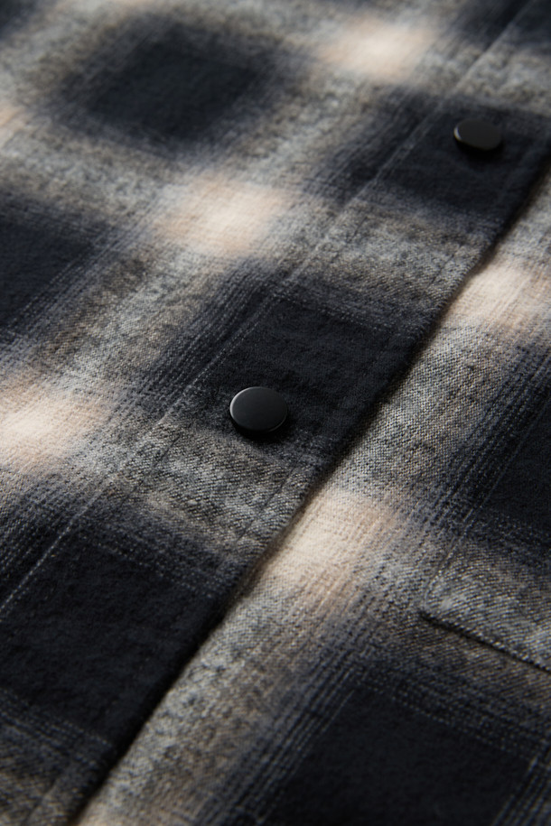 **옴브레 체크 셔츠**는 다크 네이비 컬러의 남성용 셔츠로, 가을과 초겨울에 적합합니다. 베이직한 스타일을 기반으로 하며, 오버핏의 레귤러 기장으로 편안한 착용감을 선사합니다. 코튼 100% 소재에 브러싱 가공을 더해 부드러운 촉감과 기모감을 느낄 수 있습니다. 플랩 포켓 디테일이 돋보이며, 체크와 옴브레 패턴이 조화롭게 어우러져 클래식, 캐주얼, 미니멀 룩 연출에 용이합니다. 가을 나들이룩, 겨울 데일리룩, 데이트룩 등 다양한 TPO에 활용할 수 있습니다.

