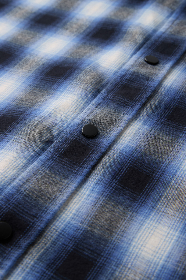 블루 옴브레 체크 셔츠는 부드러운 촉감의 면 100% 소재로 제작되어 가을, 초겨울에 따뜻하게 입을 수 있습니다. 캐주얼 스타일의 오버핏 셔츠로, 브러싱 가공과 기모감으로 포근함을 더했습니다. 셔츠형 아우터로도 활용 가능하며, 체크와 옴브레 패턴이 어우러져 트렌디한 느낌을 줍니다. 가을 나들이룩이나 겨울 데일리룩에 클래식, 미니멀 무드로 연출하기 좋습니다. 긴 소매 기장으로 다양한 스타일링이 가능합니다.
