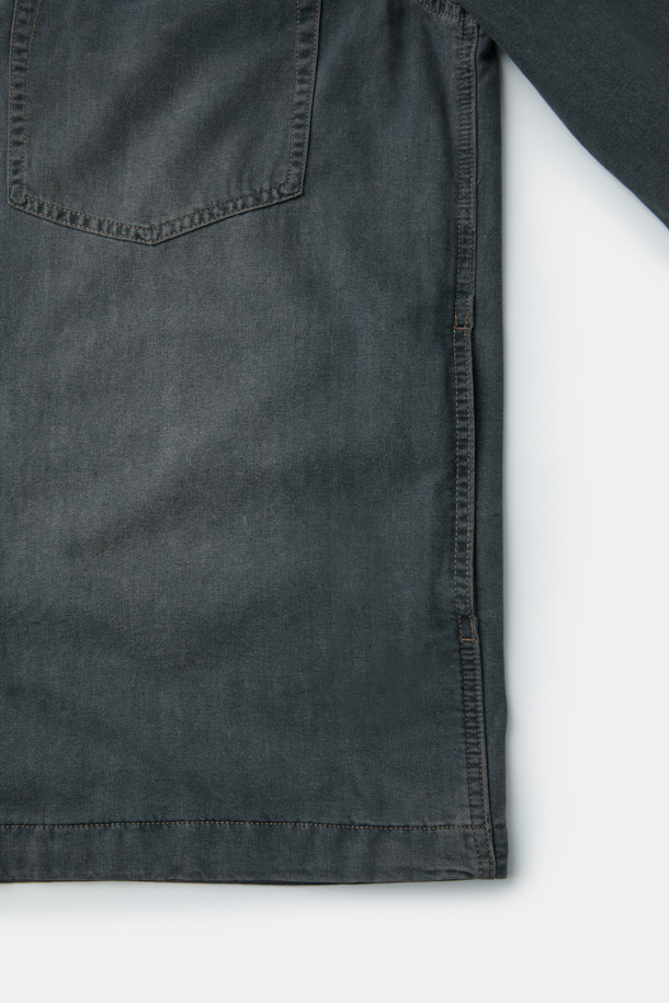 **그레이 워시드 데님 셔츠**는 캐주얼과 미니멀, 클래식 스타일을 아우르는 공용 데님 셔츠입니다. 8oz 데님 원단으로 제작되어 부드러운 촉감을 선사하며, 봄, 가을에 가볍게 걸치기 좋습니다. 오버핏에 칼라 디테일, 긴 소매 기장으로 편안한 착용감을 제공하며, 브라운 스티치 포인트가 돋보입니다. 동네 마실룩에 적합하며, 사이드 포켓과 앞판 포켓으로 실용성을 더했습니다.
