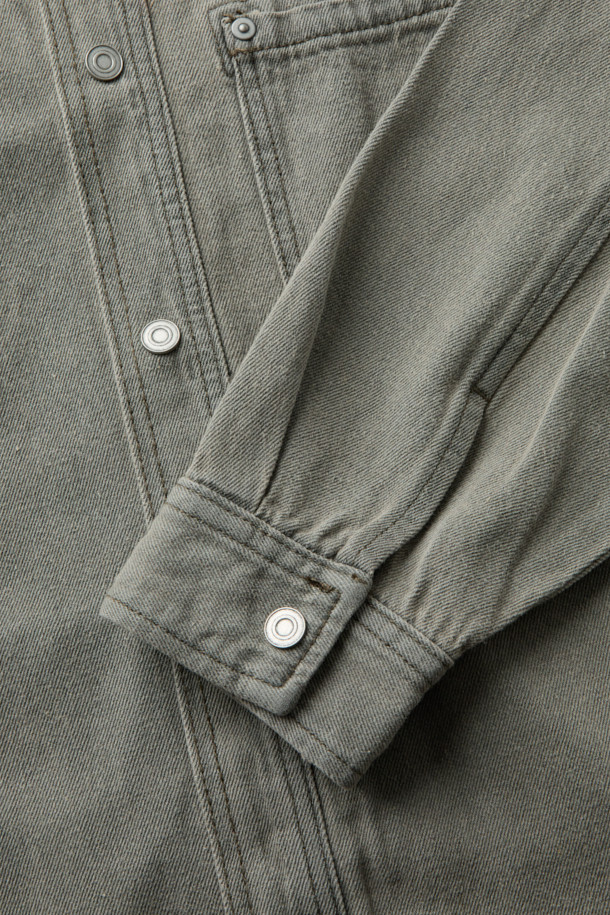 10oz 블랙 데님 소재의 워시드 컬러 데님 셔츠입니다. 오버핏과 루즈핏으로 편안한 착용감을 선사하며, 간절기와 초겨울에 적합한 두꺼운 두께감으로 제작되었습니다. 빈티지 스타일을 살린 워크웨어 디테일과 사이드 포켓, 아웃포켓, 보강 스티치, 리벳 디테일이 특징입니다. 탄탄하면서도 유연한 촉감의 데님 소재로 제작되어 내구성이 뛰어나며, 스냅 버튼 여밈 방식으로 간편하게 착용할 수 있습니다. 가을 나들이룩이나 겨울 데일리룩에 워크웨어, 캐주얼, 미니멀 스타일을 더해 멋을 낼 수 있습니다.
