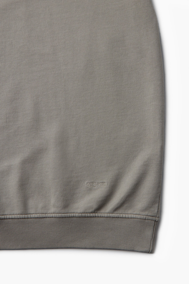 천연 염색으로 은은한 멋을 더한 '천연다잉 스웻 반팔 티셔츠'입니다. 석류와 오배자 염색 기법을 사용하여 자연스러운 컬러감을 연출하며, 부드러운 면 소재로 제작되어 편안한 착용감을 선사합니다. 루즈핏과 오버핏의 넉넉한 실루엣, 래글런 절개, 밑단 시보리, 블루종 스타일의 디자인이 돋보입니다. 로고 자수 디테일로 포인트를 더했으며, 셋업으로도 활용 가능하여 캐주얼하고 미니멀한 스타일을 완성할 수 있습니다. 봄, 여름 시즌 데일리룩은 물론, 동네 마실, 산책, 여행 등 다양한 TPO에 활용하기 좋습니다.
