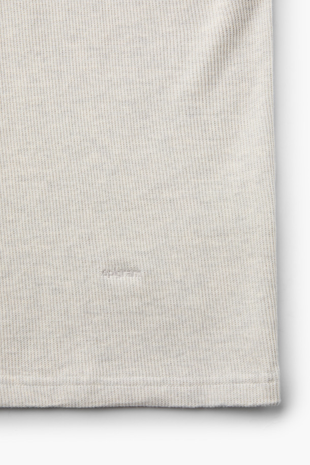 부드러운 촉감의 면 소재로 제작된 니티드 라운드넥 티셔츠입니다. 가을, 겨울 시즌에 어울리는 긴 소매 기장의 오버핏 디자인으로, 베이직한 스타일을 연출합니다. 멜란지 패턴의 아이보리, 다크그린, 블루 세 가지 색상으로 출시되었습니다. 양면 텍스처 소재와 사카리바 조직, BIO 효소 가공으로 제작되어, 밑단 트임 디테일이 특징입니다. 겨울 데일리룩, 집콕룩, 산책룩 등 다양한 TPO에 미니멀, 캐주얼, 클래식 스타일로 활용하기 좋습니다.
