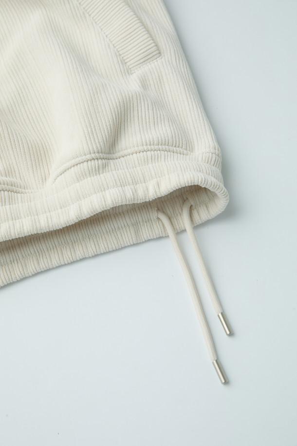 부드러운 코듀로이 소재로 제작된 남성용 집업 맨투맨입니다. 오버핏으로 트렌디한 스타일을 연출하며, 드롭숄더와 밑단 E-밴드로 편안한 착용감을 선사합니다. 하프넥 디자인과 두꺼운 두께감으로 가을, 겨울철 따뜻하게 입을 수 있습니다. 무지 디자인에 스트링 디테일을 더해 캐주얼하고 미니멀한 스타일을 완성하며, 데일리룩, 집콕룩, 산책룩 등 다양한 TPO에 활용하기 좋습니다. 화이트, 아이보리 두 가지 색상으로 만나보세요.
