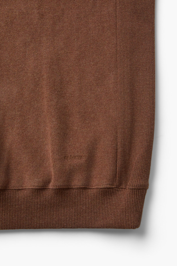 사카리바 오버핏 절개 맨투맨은 부드러운 촉감의 사카리바 소재를 사용하여 겨울에도 따뜻하게 착용할 수 있습니다. 멜란지 원사를 사용한 차콜, 라이트카키, 브라운 세 가지 색상으로 출시되었으며, 두꺼운 두께감과 밀도 높은 조직감으로 보온성을 높였습니다. 등판 절개 디테일과 블루종 스타일 밑단이 특징이며, 미니멀, 클래식, 캐주얼 등 다양한 스타일을 소화할 수 있습니다. 넉넉한 오버핏으로 편안한 착용감을 선사하며, 라운드넥과 긴소매 디자인으로 겨울 데일리룩, 집콕룩, 산책룩에 적합합니다. 
