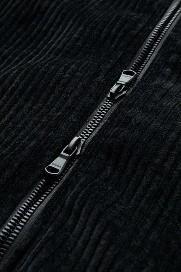 LEOMASTER(레오마스터) 코듀로이 저지 집업은 가을과 겨울 시즌을 위한 미니멀하고 캐주얼한 무드의 상의입니다. 부드러운 촉감의 코듀로이와 저지 소재를 사용했으며, 하이넥 디자인과 은은한 광택감이 특징입니다. 래글런 소매와 블루종 실루엣, 메탈 2WAY 지퍼, 사이드 포켓 디테일로 실용성을 더했습니다. 오버핏으로 편안하게 착용 가능하며, 데일리룩이나 동네 마실룩 등 다양한 TPO에 활용하기 좋습니다. 블랙 컬러의 무지 디자인으로 미니멀, 캐주얼, 클래식 스타일을 모두 소화할 수 있습니다.
