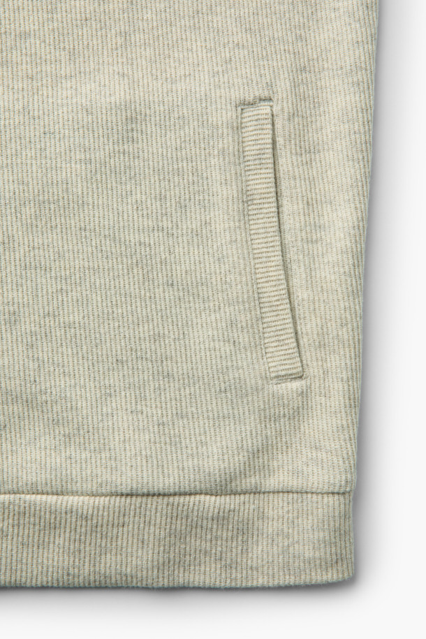 부드러운 울 소재로 제작되어 포근한 착용감을 선사하는 울저지 라운드 가디건입니다. 베이지 색상으로 어떤 룩에도 매치하기 쉬우며, 가을, 겨울 시즌 데일리룩과 카페룩에 활용하기 좋습니다. 미니멀한 스타일을 추구하는 분들께 추천하며, 오버핏 디자인으로 편안한 착용감을 제공합니다. 사이드 포켓과 반래글런 소매 디테일, 블루종 밑단으로 포인트를 더했습니다. 버튼 여밈 방식으로 간편하게 착용할 수 있습니다.
