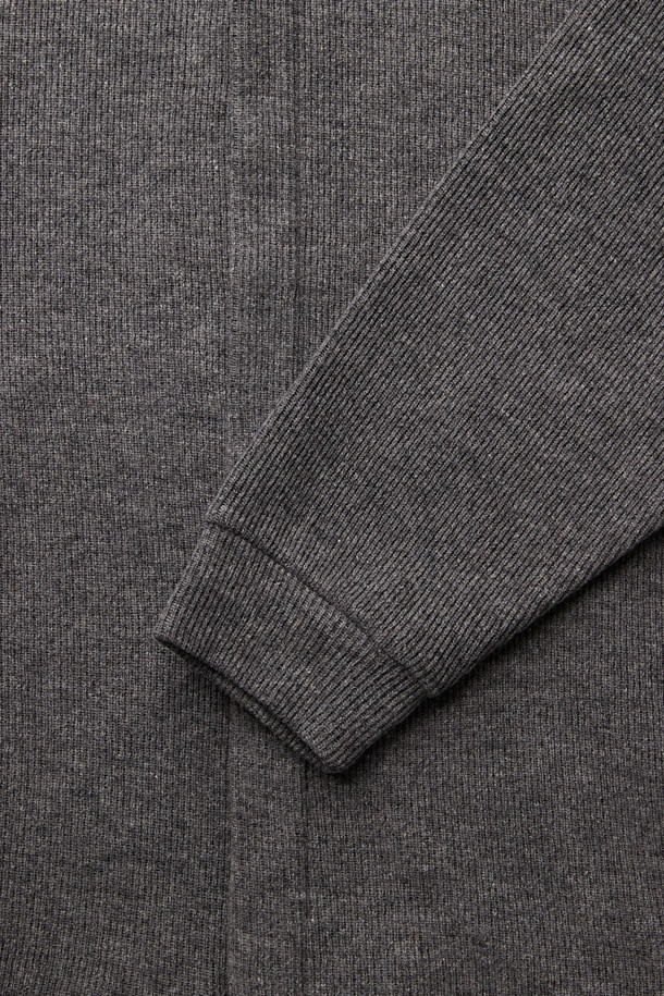 부드러운 울 소재의 남성용 울저지 카라 집업 가디건입니다. 포근한 두께감과 긴 소매 기장으로 가을, 겨울철 데일리룩에 활용하기 좋습니다. 미니멀하고 베이직한 스타일의 무지로, 히든 지퍼와 카라 플라켓, 사이드 포켓 디테일이 특징입니다. 오버핏으로 편안하게 착용 가능하며, 울 블렌디드 니트 조직으로 제작되어 신축성 또한 뛰어납니다. 집콕룩, 카페룩 등 다양한 TPO에 맞춰 클래식하고 캐주얼하게 연출해보세요.
