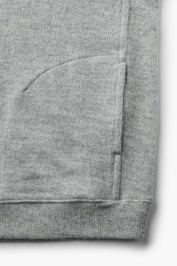 부드러운 울 블렌디드 소재의 후드 티셔츠입니다. 라이트 그레이와 멜란지 두 가지 색상으로 제공되며, 가을, 겨울철 일상에서 캐주얼하게 활용하기 좋습니다. 넉넉한 핏과 니트 짜임으로 편안함을 더하며, 레이어드하여 보온성을 높일 수 있습니다. 데일리룩, 집콕룩, 산책룩 등 다양한 TPO에 맞춰 미니멀하고 클래식한 스타일을 연출해보세요. 관리 또한 용이하여 실용적인 아이템입니다.
