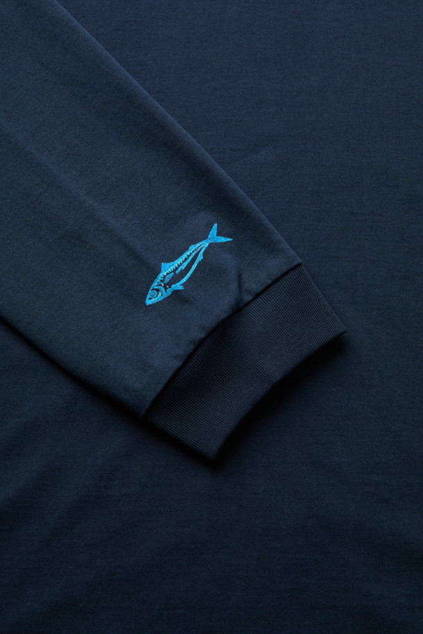 안동 쏠티드 매커럴 그래픽 티셔츠는 다크네이비와 화이트 두 가지 색상으로 출시되어, 봄, 여름, 가을 계절에 맞춰 일상생활에서 편안하게 착용할 수 있습니다. 루즈핏으로 제작되어 활동성을 높였으며, 부드러운 면 소재에 엔자임 및 실리콘 가공 처리를 더해 뛰어난 촉감을 선사합니다. 라운드넥과 반소매 디자인은 캐주얼한 스타일을 연출하며, 등판에는 독특한 나염 프린트가 돋보입니다. 드롭숄더, 리브 조직 마감, 바인딩 처리 등 섬세한 디테일로 완성도를 높였습니다.
