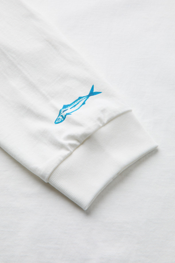 안동 간고등어 그래픽이 돋보이는 캐주얼 티셔츠입니다. 부드러운 면 소재로 제작되어 편안한 착용감을 선사하며, 여유 있는 핏과 드롭 숄더 디자인으로 편안한 활동성을 보장합니다. 다크네이비와 화이트 두 가지 색상으로 출시되었으며, 엔자임 및 실리콘 가공을 통해 형태 유지 및 부드러운 촉감을 더했습니다. 등판에는 안동 간고등어 아트워크 나염 프린팅이 적용되어 감각적인 디자인을 완성했습니다. 동네 마실룩, 여행룩 등 다양한 TPO에 미니멀하고 클래식한 스타일로 활용하기 좋습니다.
