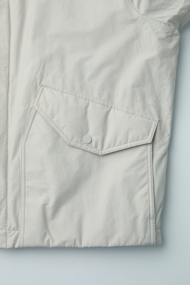 일상과 출근룩에 모두 잘 어울리는 셔츠형 패디드 점퍼입니다. 면과 나일론 혼방 소재로 제작되어 부드러운 촉감과 가벼운 착용감을 선사하며, 초겨울 날씨에 적합합니다. 셔츠 디자인에 히든 플래킷과 스냅 버튼 여밈 방식을 적용하여 클래식하고 미니멀한 스타일을 연출합니다. 독일 프라우덴사의 comfortemp 패딩 충전재와 생활 방수 기능, 드로우스트링 밑단, 큼직한 전면 포켓, 카라 디자인, 다트와 패널 디테일 등 다양한 특징을 갖추었습니다. 여유 있는 핏으로 편안함까지 더했습니다.
