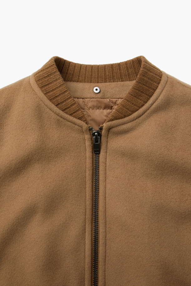 탈부착 퍼 카라 FUR (퍼) 디테쳐블 울 블루종 점퍼는 부드러운 메리노울과 울 소재로 제작되어 겨울철에도 따뜻하게 착용할 수 있습니다. 숏 기장의 볼륨감 있는 핏과 집업 여밈 방식으로 편안함을 더했으며, 클래식과 캐주얼 스타일 모두 소화 가능한 디자인입니다. 퀄팅 안감과 패딩 충전재는 보온성을 높이고, 니트 소매단과 밑단 마감으로 안정적인 착용감을 제공합니다. 은은한 광택감이 매력적인 이 블루종은 탈부착 가능한 퍼 카라로 다양한 스타일을 연출할 수 있습니다.
