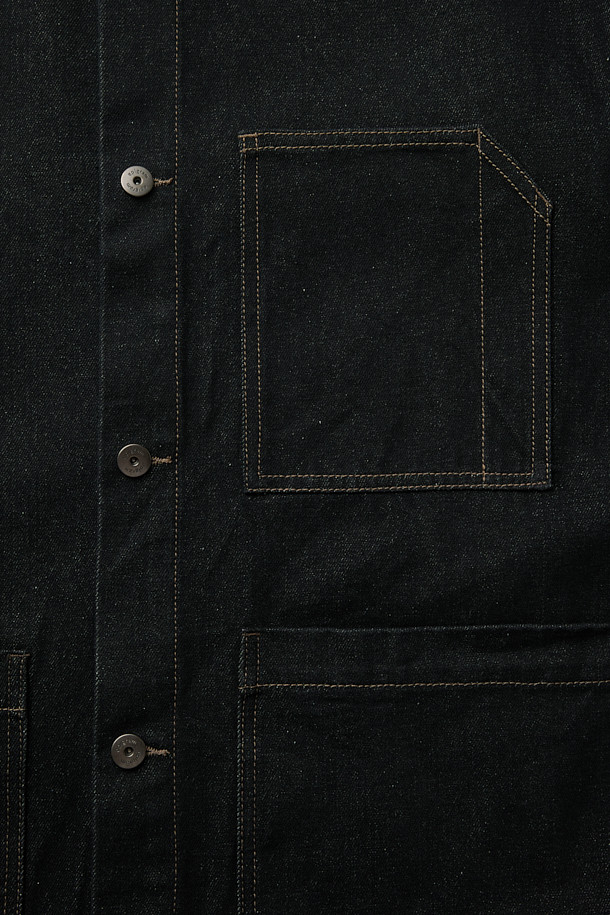 논페이드 스톤워싱 데님 초어 재킷은 남녀 모두 착용 가능한 아우터입니다. 클래식과 모던 스타일을 아우르는 디자인으로, 봄, 가을에 어울리는 중간 두께감의 데님 소재로 제작되었습니다. 한복 실루엣을 모티브로 한 독특한 디자인과 돌먼 슬리브, 다트 디테일, 패널 절개가 특징이며, 스톤워싱 가공을 통해 뻣뻣하지만 빈티지한 촉감을 살렸습니다. 넉넉한 오버핏과 루즈핏으로 편안한 착용감을 선사하며, 데이트룩에 완벽한 연출을 더합니다. 가슴 포켓과 사이드 포켓, 스냅 여밈 방식이 실용성을 더한 네이비 컬러의 데님 재킷입니다.
