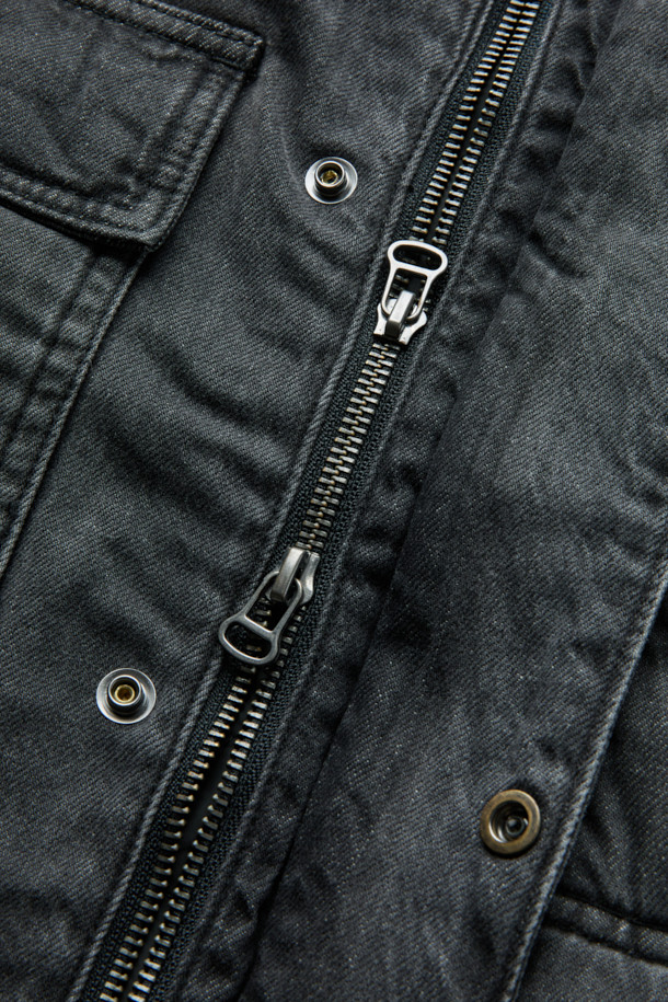 빈티지 워싱 데님 소재의 패디드 블루종 점퍼입니다. 넉넉한 오버핏으로 편안한 착용감을 선사하며, 초겨울까지 따뜻하게 입을 수 있는 두꺼운 두께감의 패딩 안감이 특징입니다. 플랩 포켓과 카라 디자인이 캐주얼하면서도 클래식한 분위기를 더합니다. 스냅 버튼과 히든 플래킷으로 깔끔하게 여밀 수 있으며, 블루 컬러가 어떤 옷에도 쉽게 매치되어 데일리룩으로 활용하기 좋습니다. 남녀 공용으로 착용 가능한 디자인입니다.
