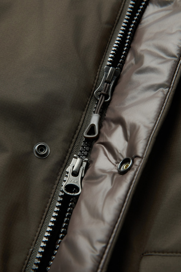 논퀼팅 숏 카라 다운은 미니멀하고 모던한 스타일의 겨울철 아우터입니다. 릴랙스핏으로 편안한 착용감을 제공하며, 두꺼운 두께감으로 뛰어난 보온성을 자랑합니다. 논퀼팅 디자인에 밑단 스트링, 플랩 포켓, 이중 포켓, 소매 리브 니트 등의 디테일이 돋보입니다. 다운 80%, 깃털 20%의 충전재와 기모 안감으로 따뜻함을 더하고, 방풍, 속건, 자외선 차단, 신축성, 경량 기능까지 갖춰 실용적입니다. 출근룩, 캐주얼 스타일 모두에 잘 어울리는 기본 아이템입니다.
