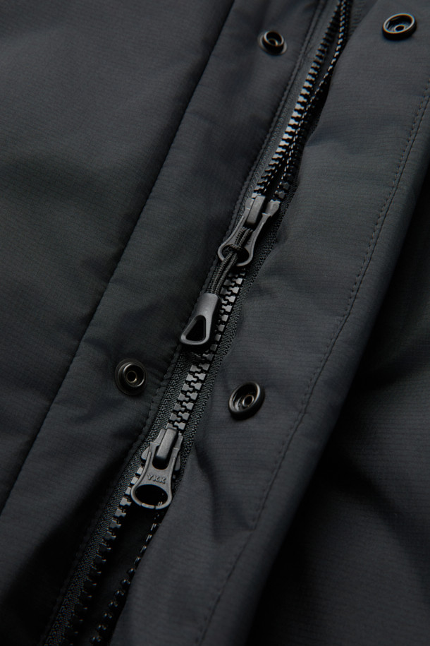 미니멀하고 베이직한 디자인의 논퀼팅 숏 후드 다운 점퍼입니다. 겨울철 출근룩에 적합하며, 숏 기장과 오버핏으로 트렌디한 스타일을 연출합니다. 80% 다운, 20% 깃털 충전재로 700~750 필파워의 우수한 보온성을 제공하며, 방풍 및 자외선 차단 기능으로 쾌적한 착용감을 선사합니다. 히든 플래킷, 이중 여밈, 소매 안쪽 니트 디테일, 가슴 및 슬릿 포켓, 밑단 스트링 등 섬세한 디테일이 돋보입니다. 블랙 컬러의 부드러운 폴리에스테르 소재로 제작되어 일상생활에서 편안하게 착용할 수 있습니다.
