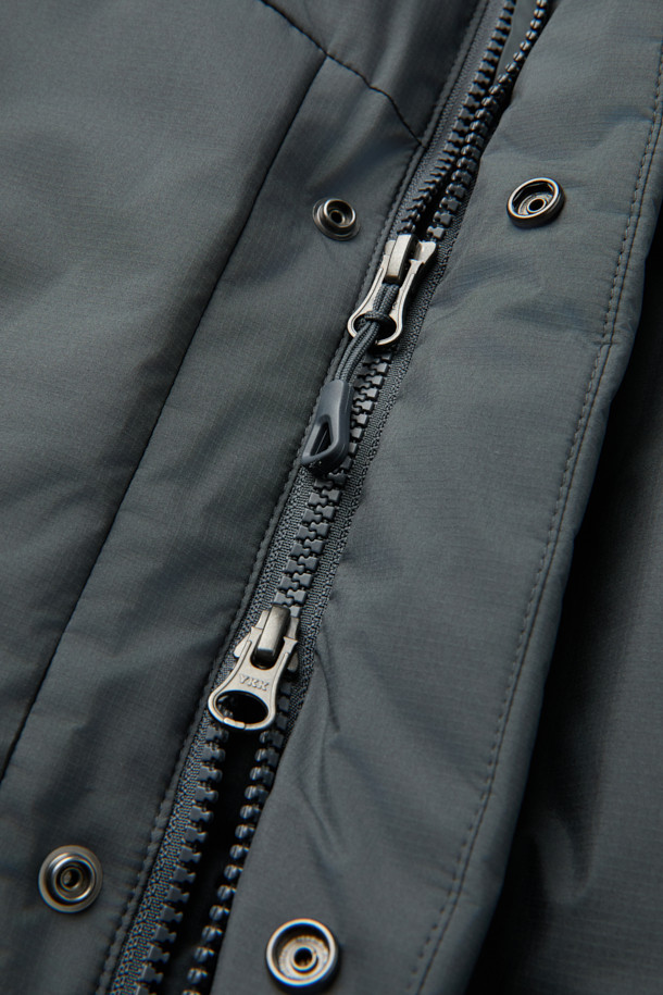 미니멀한 디자인의 논퀼팅 숏 후드 다운입니다. 부드러운 촉감의 폴리에스테르 소재로 제작되어 편안한 착용감을 선사하며, 겨울철 보온을 책임집니다. 80% 다운, 20% 깃털 충전재와 700~750 필파워로 뛰어난 보온성을 제공하며, 방풍 기능으로 외부의 찬 바람을 효과적으로 막아줍니다. TORAY(토레이)사 원단을 사용하여 자외선 차단 및 속건 기능까지 갖췄으며, 오버핏으로 제작되어 편안한 활동성을 보장합니다. 출근룩, 여행룩 등 다양한 TPO에 활용할 수 있으며, 지퍼와 스냅 여밈 방식, 히든 플래킷, 니트 소매 안감, 스트링 밑단 디테일로 완성도를 높였습니다.
