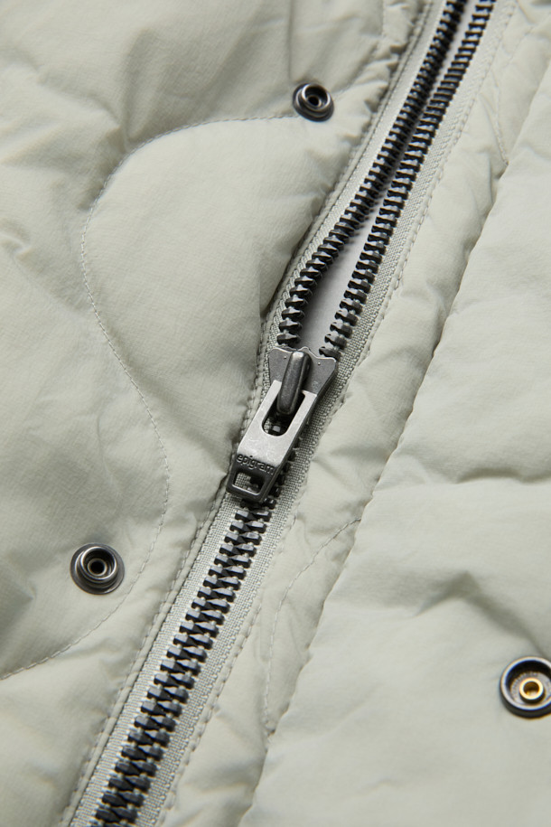 가볍고 따뜻한 경량 퀼팅 후드 다운 점퍼입니다. 겉감은 바스락거리는 나일론 소재, 안감은 부드러운 촉감으로 편안한 착용감을 선사합니다. 머스코비 다운 (솜털 80%, 깃털 20%) 충전재와 700-750 필파워로 뛰어난 보온성을 제공하며, 방풍 기능으로 야외 활동 시에도 쾌적함을 유지해 줍니다. 숏 기장의 루즈핏으로 캐주얼 스타일을 연출하기 좋으며, 후드, 퀼팅, 드로우스트링, 아웃포켓 등의 디테일이 돋보입니다. 여행룩, 캠핑룩, 등산룩 또는 캐주얼, 고프코어, 미니멀 스타일로 다양하게 활용할 수 있습니다.
