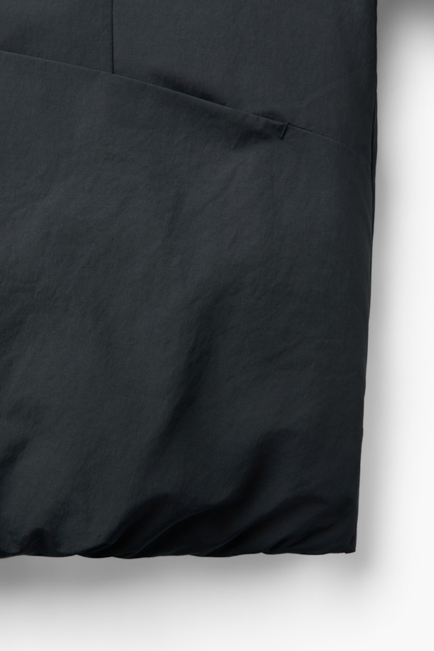 세련된 당신을 위한 숄 카라 숏 다운입니다. 모던하면서도 클래식한 스타일로, 겨울철 출근룩에 완벽하게 어울립니다. 숏 기장의 오버핏 또는 코쿤핏으로 편안하면서도 스타일리시하게 연출할 수 있습니다. 80% 다운, 20% 깃털 충전재와 700~750 필파워로 뛰어난 보온성을 자랑하며, 방풍 리브 소매와 발수 기능으로 추운 날씨에도 끄떡없습니다. 히든 스냅 여밈과 숄 카라 디자인이 고급스러움을 더합니다.
