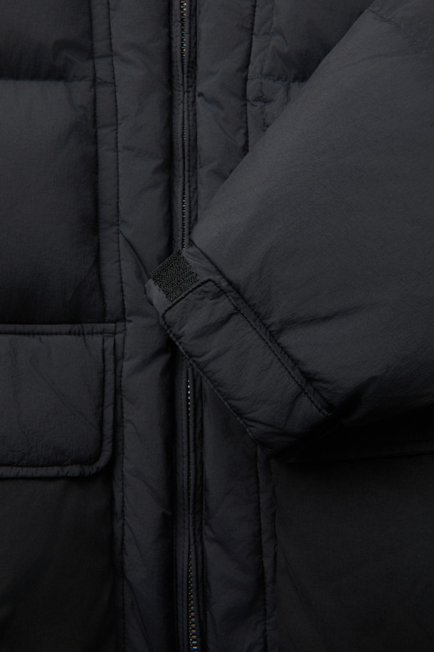 쌀쌀한 겨울 날씨에도 따뜻하고 스타일리시하게 연출할 수 있는 퀼팅 후드 미들 다운입니다. 블랙 컬러의 무지 디자인으로 어떤 스타일에도 쉽게 매치할 수 있으며, 캐주얼, 미니멀, 고프코어 스타일을 즐겨 입는 분들께 추천합니다. 넉넉한 루즈핏으로 편안한 착용감을 선사하며, 나일론 소재와 80% 다운, 20% 깃털 충전재, 머스코비 다운(700~750 필파워)으로 뛰어난 보온성을 제공합니다. 퀼팅 디자인, 드로우스트링, 투웨이 지퍼, 여러 개의 포켓 등 실용적인 디테일이 돋보이며, 여행룩, 캠핑룩 등 다양한 TPO에 활용 가능합니다. 초크 왁스 가공과 가먼트 워싱으로 은은한 멋을 더했습니다.
