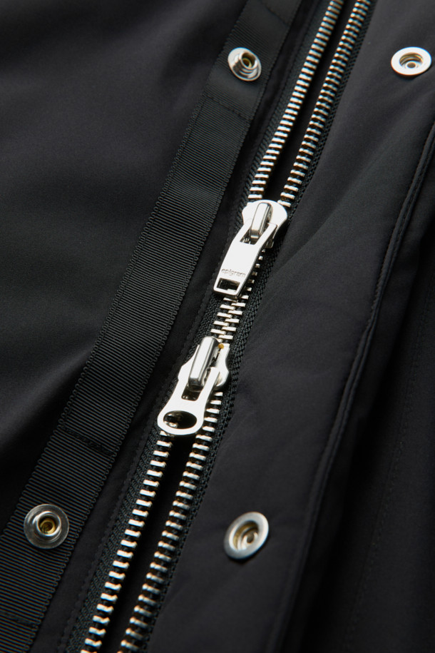 2LAYER 라이트 롱 후드 다운은 겨울철 일상과 출근룩에 모두 잘 어울리는 미니멀 스타일의 다운 점퍼입니다. 2레이어 구조에 방풍 및 방수 기능을 갖춰 추운 날씨에도 쾌적하게 착용 가능하며, 80% 다운, 20% 깃털 충전재와 머스코비 다운(700~750 필파워)을 사용하여 뛰어난 보온성을 제공합니다. A라인 실루엣과 허리 스트링, 드로우스트링, 소매 방풍 리브 디테일로 편안하고 세련된 핏을 연출하며, 2WAY 지퍼와 플랩 포켓으로 실용성을 더했습니다. 부드러운 촉감의 블랙 컬러 롱 기장 후드 다운 점퍼로, 경량 발수 기능까지 갖춰 겨울철 활동성을 높여줍니다.
