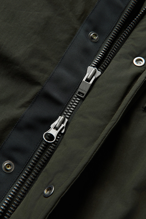 세련된 무드의 하이넥 FUR (퍼) 미들 다운입니다. 클래식하고 미니멀한 스타일로, 일상과 출근, 여행 등 다양한 TPO (티피오)에 활용하기 좋습니다. 방풍, 발수, 보온 기능으로 혹독한 겨울 추위에도 끄떡없으며, 왁스 코팅 처리된 나일론 소재로 고급스러움을 더했습니다. 머스코비 다운(700~750 필파워)과 다운 80%, 깃털 20% 충전재, 페이크 퍼 배색, 소뿔 단추, 허리 스트링 디테일로 보온성과 스타일을 동시에 잡았습니다.
