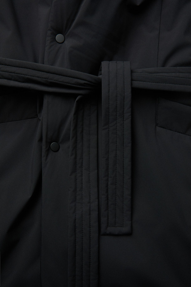 숄카라 롱 로브 다운은 쌀쌀한 겨울 날씨에도 따뜻하고 스타일리시하게 연출할 수 있는 아우터입니다. 클래식한 무드의 무지 디자인으로, 출근룩과 미니멀한 스타일 모두에 잘 어울립니다. 머스코비 다운 80%, 깃털 20% 충전재에 700~750 필파워로 뛰어난 보온성을 자랑하며, 2LAYER 방풍/방수 코팅으로 외부로부터의 보호 기능을 더했습니다. 부드러운 촉감의 폴리에스테르 소재에 숄카라 디자인, 롱 기장, 탈부착 허리벨트, 니트 리브 소맷단, 그리고 웰트 포켓으로 실용성과 디자인을 모두 갖추었습니다. 오버핏으로 편안한 착용감을 선사하며, 방풍, 방수, 보온, 경량 기능으로 겨울철 당신의 따뜻함을 책임져 줄 것입니다.
