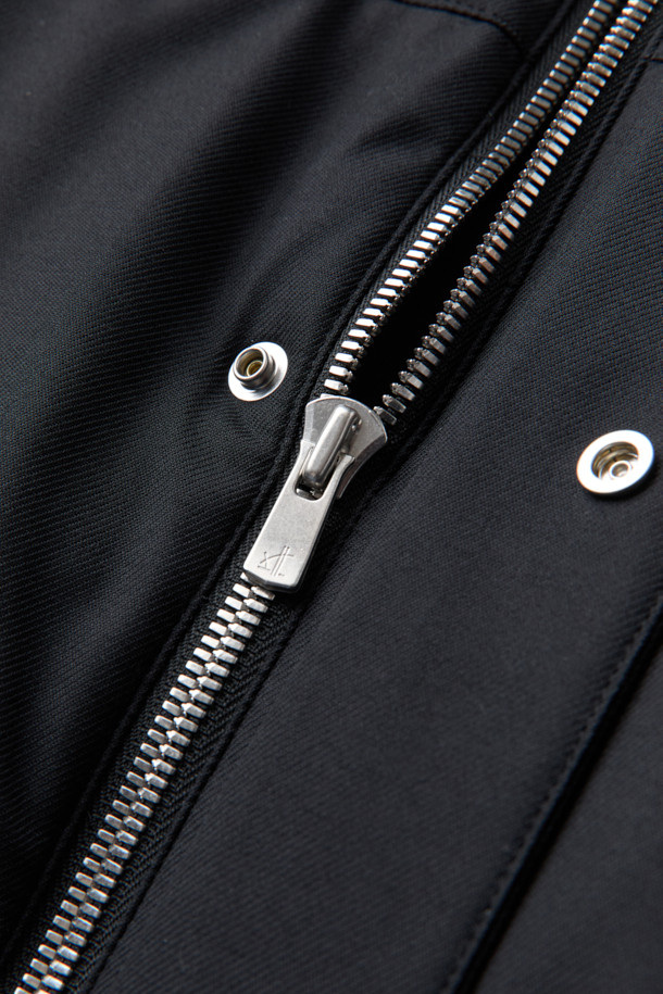 로로피아나(Loro Piana) 패브릭 미들 다운 점퍼는 포멀과 캐주얼 스타일을 아우르는 블랙 컬러의 겨울철 필수 아우터입니다. 울과 나일론 혼방 소재로 제작되어 부드러운 촉감과 뛰어난 보온성을 제공하며, 방수 및 방풍 기능을 갖춰 여행이나 일상생활에서 활용하기 좋습니다. 릴랙스핏과 오버핏으로 편안한 착용감을 선사하며, 구스다운 90%와 깃털 10%의 충전재, 필파워 650~700으로 뛰어난 보온성을 자랑합니다. 울 리브 니트 카라와 소매, 히든 스냅 여밈, 배색 테이프 디테일이 고급스러움을 더합니다.
