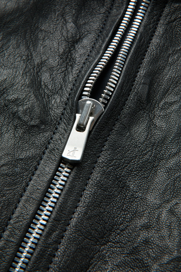 세련된 분위기를 연출하는 크링클 레더 블루종 점퍼입니다. 부드러운 소가죽 소재에 크링클 텍스처를 더해 고급스러운 질감을 선사하며, 봄, 가을 시즌에 착용하기 좋습니다. 캐주얼, 클래식 스타일 모두 소화 가능하며, 데이트룩, 모임룩에 잘 어울립니다. 오버핏 디자인으로 편안한 착용감을 제공하며, YKK EXCELLA 지퍼, 엘라스틱 밴드 밑단, 히든 스냅 디테일로 완성도를 높였습니다. 블랙 컬러의 무지 디자인으로 어떤 옷에도 쉽게 매치할 수 있는 활용도 높은 아이템입니다.
