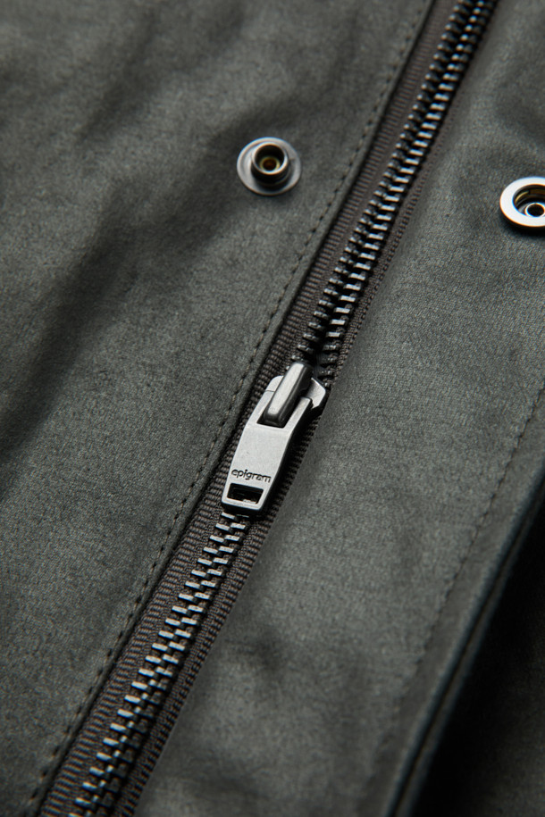 크랙 페이크 레더 점퍼는 여성스러운 캐주얼룩과 빈티지 무드를 동시에 연출하는 아우터입니다. 부드러운 촉감의 페이크 레더 소재와 은은한 광택감이 고급스러운 느낌을 더하며, 물과 오염에 강해 실용적입니다. 숏 기장의 코쿤핏 디자인으로 편안하면서도 스타일리시하게 착용 가능하며, 히든 지퍼와 스냅 여밈으로 깔끔함을 더했습니다. 소매단 엘라스틱 밴딩 처리, 2-WAY 포켓, 스모킹 마감 디테일이 돋보이며, 데이트룩, 모임룩, 미니멀, 시크 스타일 등 다양한 스타일에 활용하기 좋습니다. 블랙 컬러의 무지 크랙 패턴으로 어떤 옷에도 쉽게 매치할 수 있습니다.
