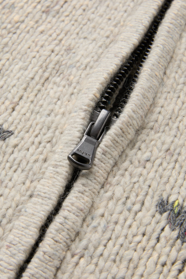 **오버핏 코위찬 알파카 니트 가디건**

겨울 데일리룩을 위한 오버핏 코위찬 알파카 니트 가디건입니다. 베이지와 그레이 두 가지 색상으로 출시되었으며, 1.5게이지 헤비 게이지 니트로 제작되어 보온성을 높였습니다. 울, 알파카, 나일론 혼방 소재로 부드러운 촉감을 선사하며, 전면 포켓과 지퍼형 여밈으로 실용성을 더했습니다. 클래식과 모던 스타일을 아우르며, 볼륨감 있는 오버핏 실루엣이 특징입니다. 자카드 코위찬 패턴이 돋보이는 니트 가디건으로, 겨울철 따뜻하고 스타일리시한 룩을 완성해보세요.
