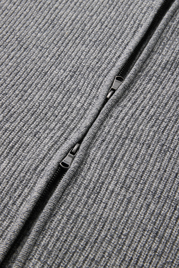 멜란지 울 혼방 니트 후드 집업은 포근하고 부드러운 촉감의 겨울, 가을용 아우터입니다. 멜란지 그레이 컬러의 레귤러핏, 릴랙스핏으로 제작되어 캐주얼하고 베이직한 스타일을 연출합니다. 울과 면 혼방 소재에 두꺼운 두께감으로 보온성을 높였으며, 후드 스트링, 골지 마감, 레글런 소매 디테일이 특징입니다. 데일리룩, 집콕룩, 산책룩 등 다양한 TPO에, 캐주얼, 미니멀 스타일을 즐겨 입는 분들께 추천합니다.
