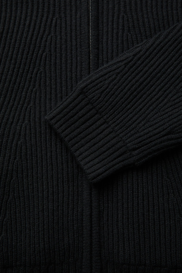 추운 겨울, 당신의 스타일을 책임질 디테쳐블 후드 니트 가디건입니다. 울 100% 소재로 제작되어 뛰어난 보온성과 부드러운 촉감을 선사하며, 레귤러 핏으로 편안한 착용감을 제공합니다. 후드 탈부착이 가능하여 다양한 스타일 연출이 용이하며, 페이크 레더 포켓 디테일이 돋보입니다. 블랙 컬러의 무지 디자인으로 클래식, 미니멀, 캐주얼 등 어떤 스타일에도 매치하기 좋으며, 출근룩과 모임룩에 모두 활용 가능합니다. 집업 방식으로 간편하게 착용할 수 있으며, 안감은 스트레치 소재로 활동성을 더했습니다.
