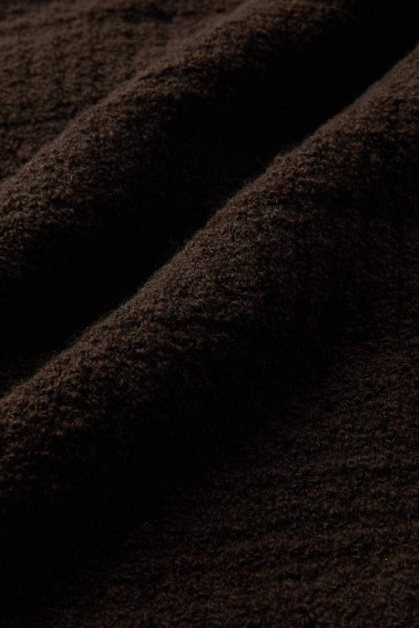 부클 크로쉐 브이넥 니트 베스트는 미니멀하고 베이직한 스타일을 추구하는 남성을 위한 가을, 겨울 필수 아이템입니다. 멜란지 톤의 브라운 컬러에 부드러운 울 소재, 두꺼운 두께감으로 포근함을 선사하며, 여유로운 루즈핏과 크로쉐 무늬가 특징입니다. 브이넥 디자인은 레이어드 스타일링을 용이하게 하며, 구조감 있는 실루엣으로 세련된 룩을 연출합니다. 데이트룩, 모임룩은 물론 겨울 데일리룩까지 폭넓게 활용 가능합니다. 
