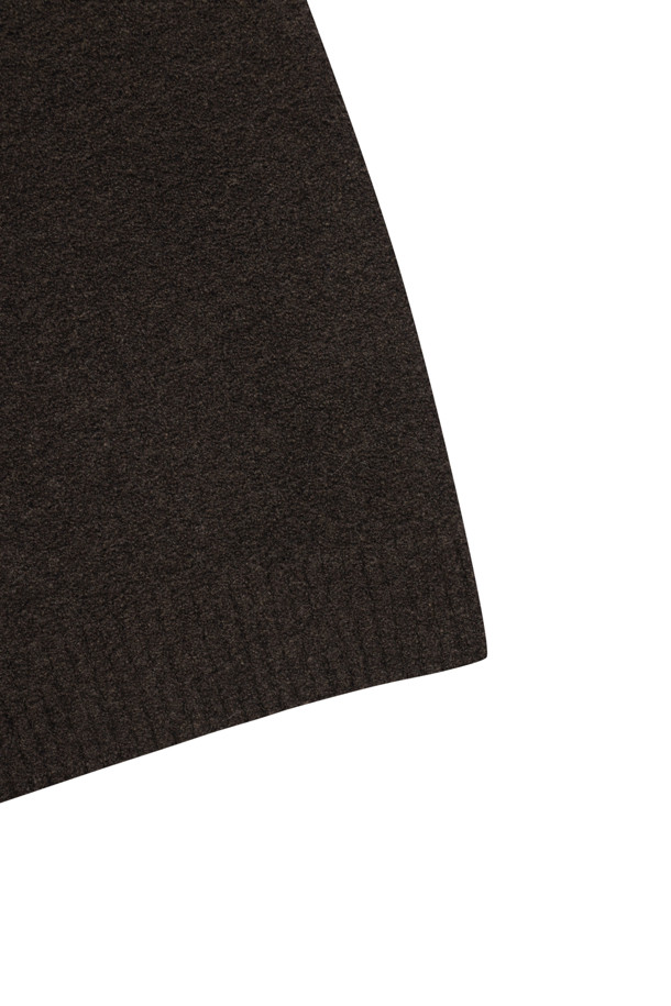 부클 티에리 니트 풀오버는 울 소재로 제작되어 부드러운 촉감을 선사하며, 가을과 겨울에 따뜻하게 착용하기 좋습니다. 세미 오버핏으로 편안한 착용감을 제공하며, 멜란지톤 브라운 컬러와 입체적인 부클 텍스처가 고급스러운 분위기를 연출합니다. 카라넥 디자인과 2버튼 플라켓 디테일이 클래식한 무드를 더하며, 리브 조직 마감으로 깔끔하게 마무리되었습니다. 데일리룩, 포멀룩, 오피스룩, 비즈니스 캐주얼 등 다양한 TPO에 활용 가능한 베이직 & 클래식 스타일의 니트입니다.
