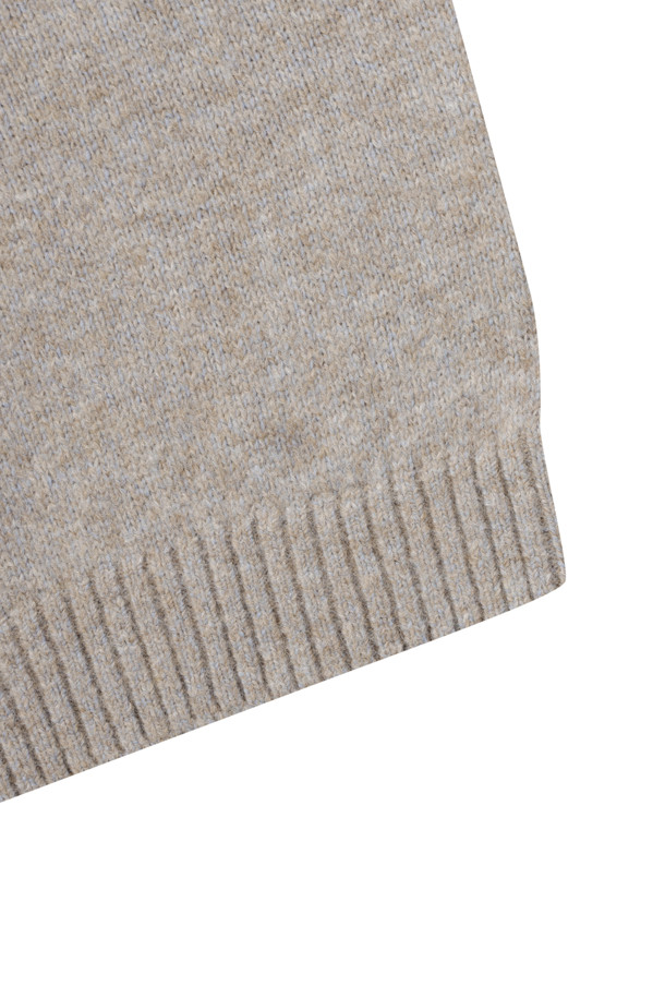 "셰기울" 알파카 라운드넥 니트 풀오버는 부드러운 촉감과 헤어리한 질감이 특징인 여성용 니트입니다. 베이직하고 미니멀한 스타일로, 겨울철 데일리룩과 집콕룩에 활용하기 좋습니다. 두꺼운 두께감과 보온성을 갖춰 추운 날씨에도 따뜻하게 입을 수 있으며, 세미 오버핏과 루즈핏으로 편안한 착용감을 제공합니다. 드롭숄더 디자인과 골지 소매단, 밑단이 돋보이며, 베이지와 멜란지 두 가지 색상으로 만나볼 수 있습니다. 울, 알파카, 나일론 혼방 소재로 제작되어 고급스러운 외관을 자랑합니다.
