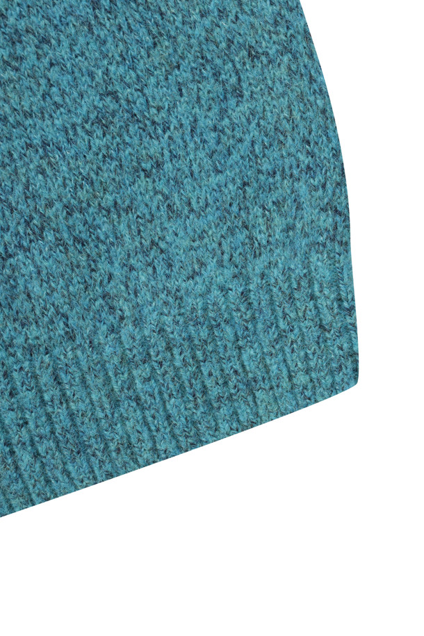 부드러운 촉감의 셰기울 알파카 라운드넥 니트 풀오버입니다. 민트 컬러의 포근한 셰기 텍스처가 특징이며, 가을과 겨울 시즌 데일리룩, 카페룩, 모임룩에 활용하기 좋습니다. 울, 알파카, 나일론 혼방 소재로 제작되어 따뜻하고 편안한 착용감을 선사합니다. 드롭숄더, 긴소매, 세미오버핏으로 미니멀, 클래식, 캐주얼 스타일을 연출하며, 골지 소매단과 밑단이 안정적인 핏을 완성합니다. 멜란지 원사, 플러피한 외관으로 포근함을 더하여 겨울철 스타일링에 포인트를 줄 수 있습니다.
