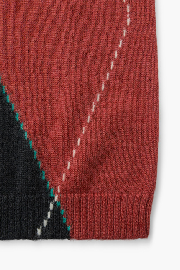 네이비, 브릭, 민트 컬러 배색이 돋보이는 컬러 블럭 아가일 라운드넥 니트 풀오버입니다. 울과 알파카 혼방 소재로 제작되어 포근하고 헤어리한 촉감을 선사하며, 겨울철 따뜻하게 착용하기 좋습니다. 앞뒤 반전 아가일 패턴과 비대칭 컬러 블록 구성이 유니크한 스타일을 연출합니다. 세미 오버핏으로 편안하게 착용 가능하며, 라운드넥과 긴 소매 디자인으로 데이트룩, 클래식, 미니멀, 캐주얼 스타일 모두 소화 가능합니다. 리브 조직 마감과 입체적인 디자인으로 완성도를 높였습니다.
