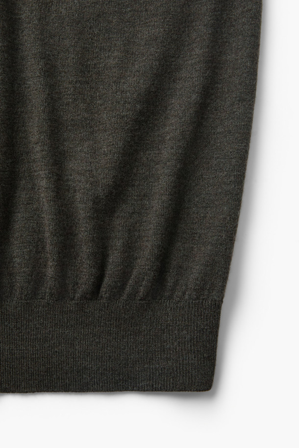 BOTTO(보또) 모크넥 니트 풀오버는 겨울철 클래식하고 단정한 스타일을 연출하기에 적합한 상의입니다. 부드러운 촉감의 이탈리아 BOTTO(보또)사 울 혼방 원사를 사용하여 제작되었으며, 얇은 두께감으로 편안한 착용감을 제공합니다. 12게이지 편직으로 제작되었으며, 은은한 광택감과 레글런 소매, 리브 조직 마감 디테일이 특징입니다. 다크그레이 컬러의 레귤러핏으로, 데일리룩, 오피스룩, 모임룩 등 다양한 TPO에 활용할 수 있습니다. 모크넥 디자인이 클래식하고 미니멀한 무드를 더해줍니다.
